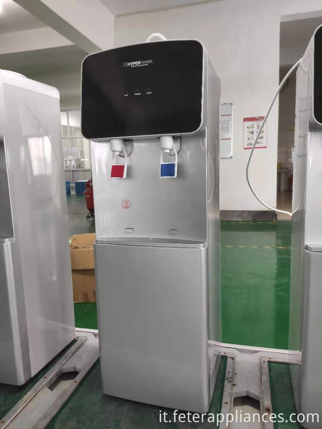 distributore d'acqua con refrigeratore d'acqua
